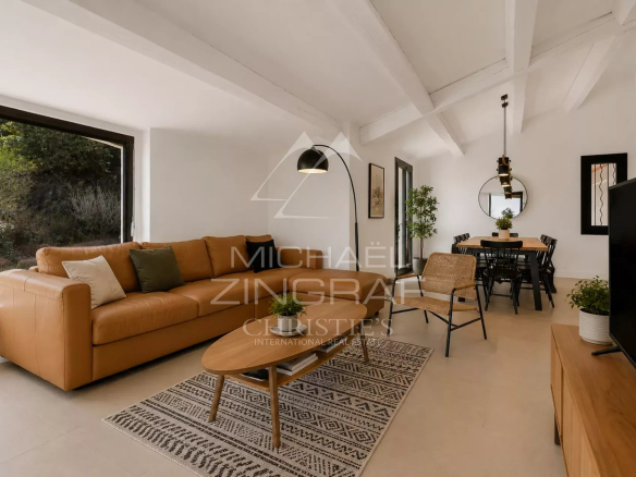 Intérieur d'une villa moderne à Sainte-Maxime avec salon et salle à manger.