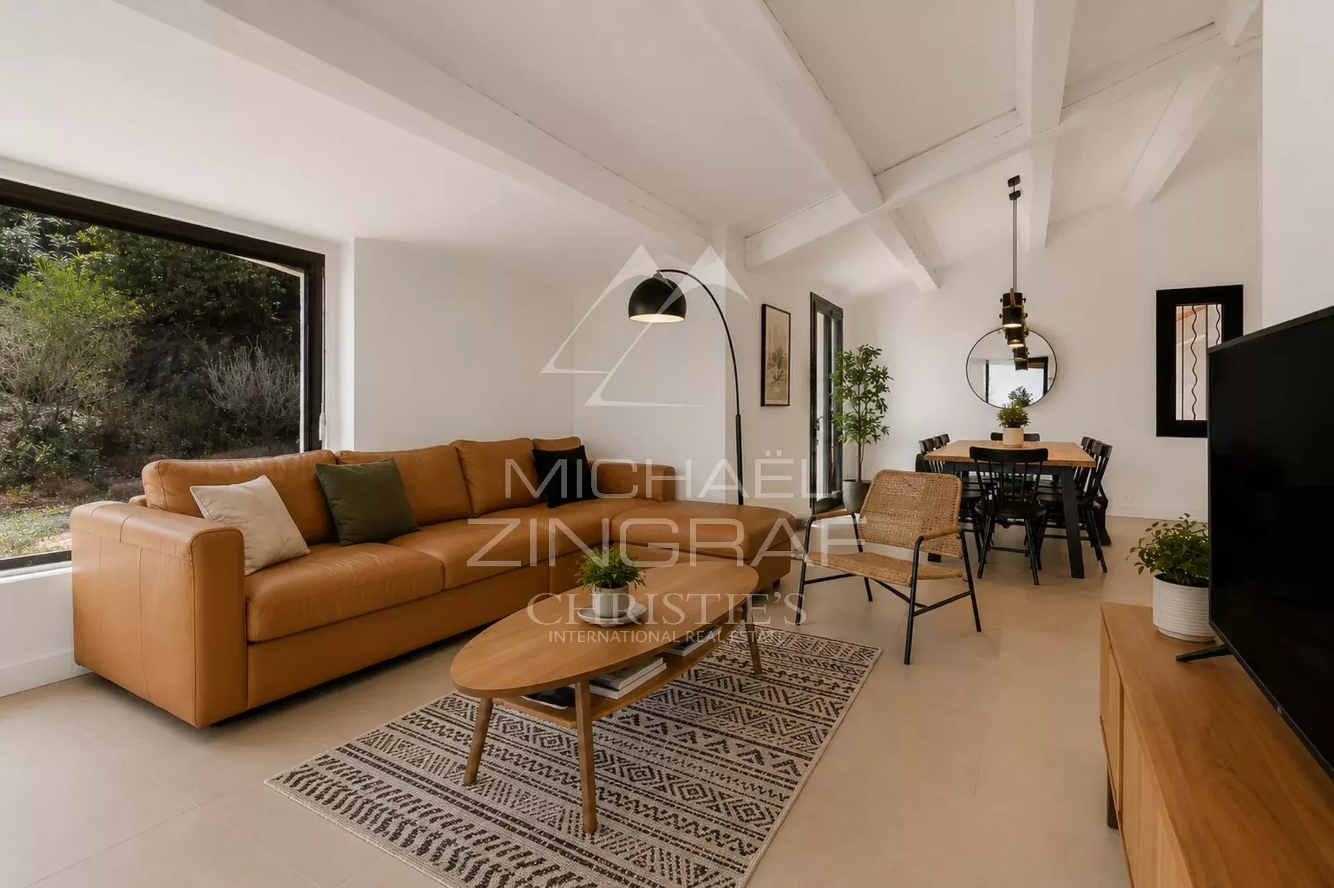 Intérieur élégant d’une villa à Sainte-Maxime Intérieur d'une villa moderne à Sainte-Maxime avec salon et salle à manger.