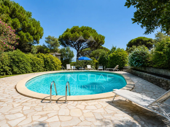 Piscine ronde entourée de verdure dans une villa à Sainte-Maxime.