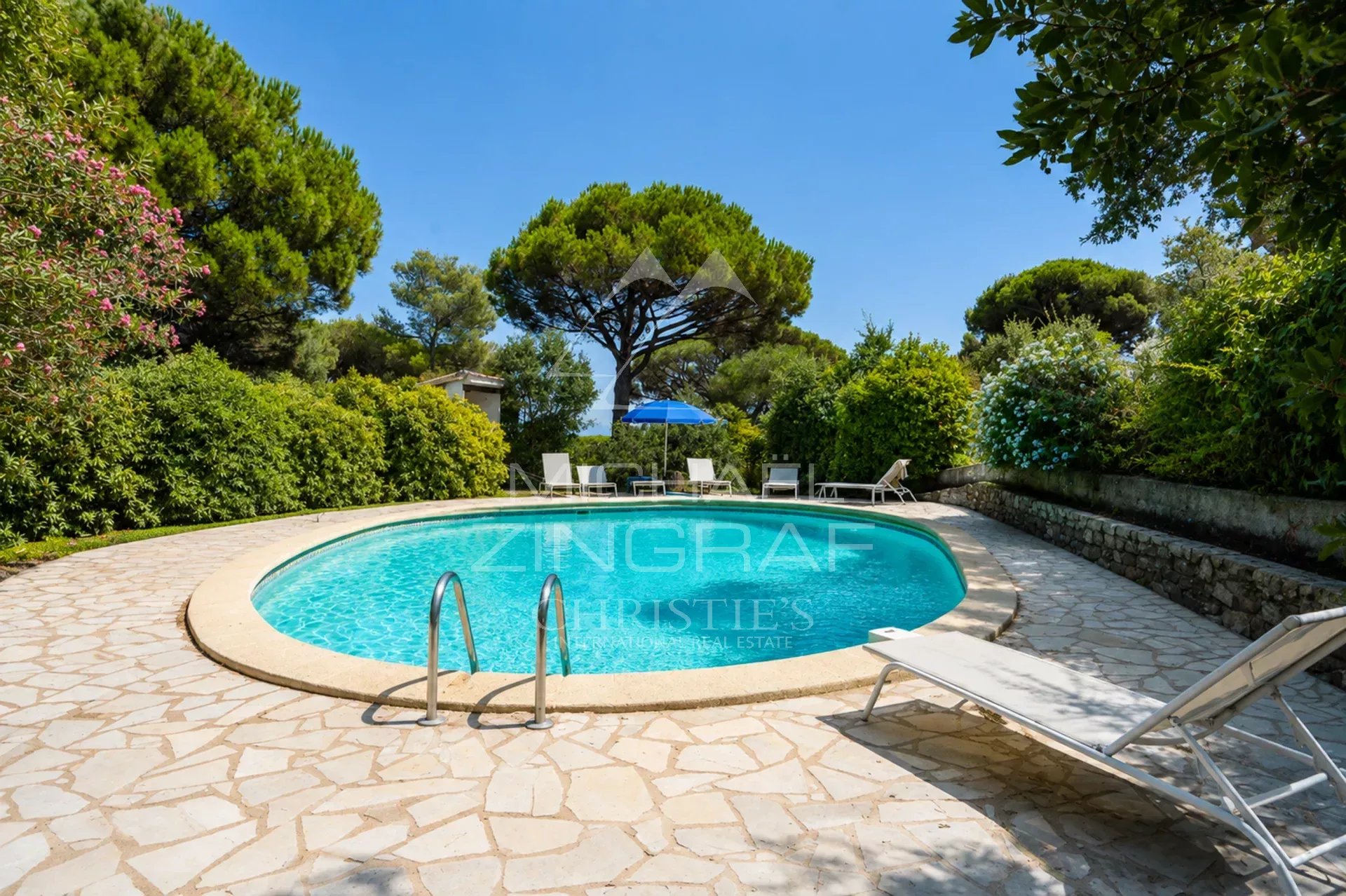 Villa élégante avec piscine à Sainte-Maxime Piscine ronde entourée de verdure dans une villa à Sainte-Maxime.