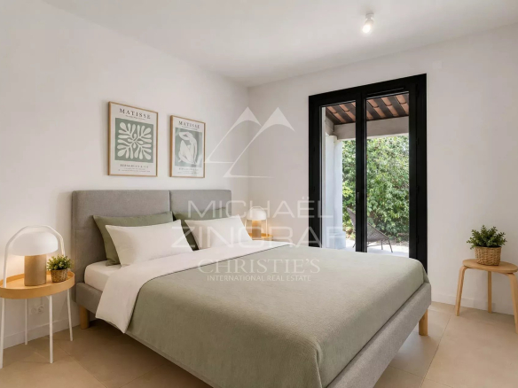 Chambre d'une villa moderne à Sainte-Maxime avec lit et décor épuré.