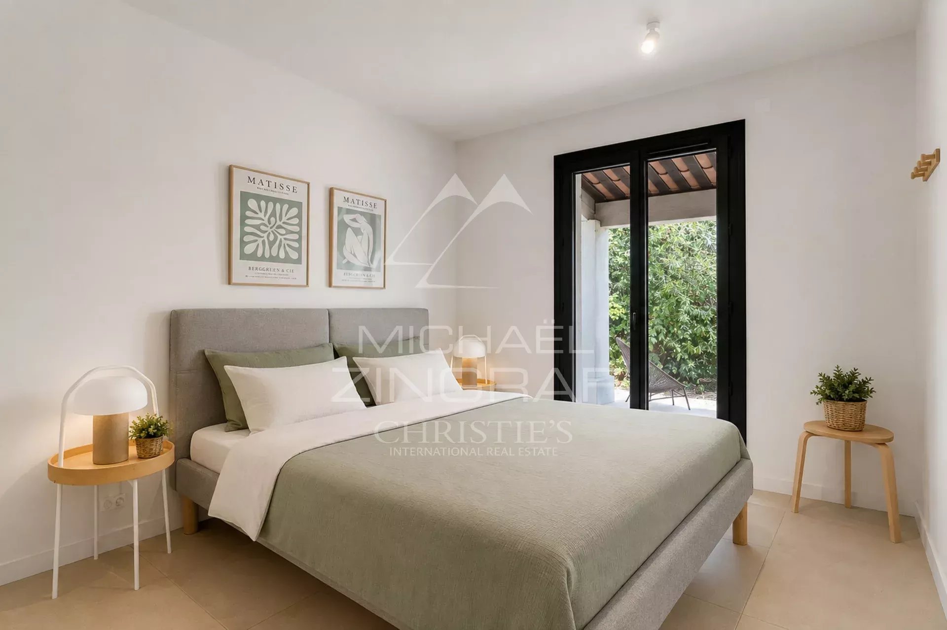 Chambre élégante à Sainte-Maxime Chambre d'une villa moderne à Sainte-Maxime avec lit et décor épuré.