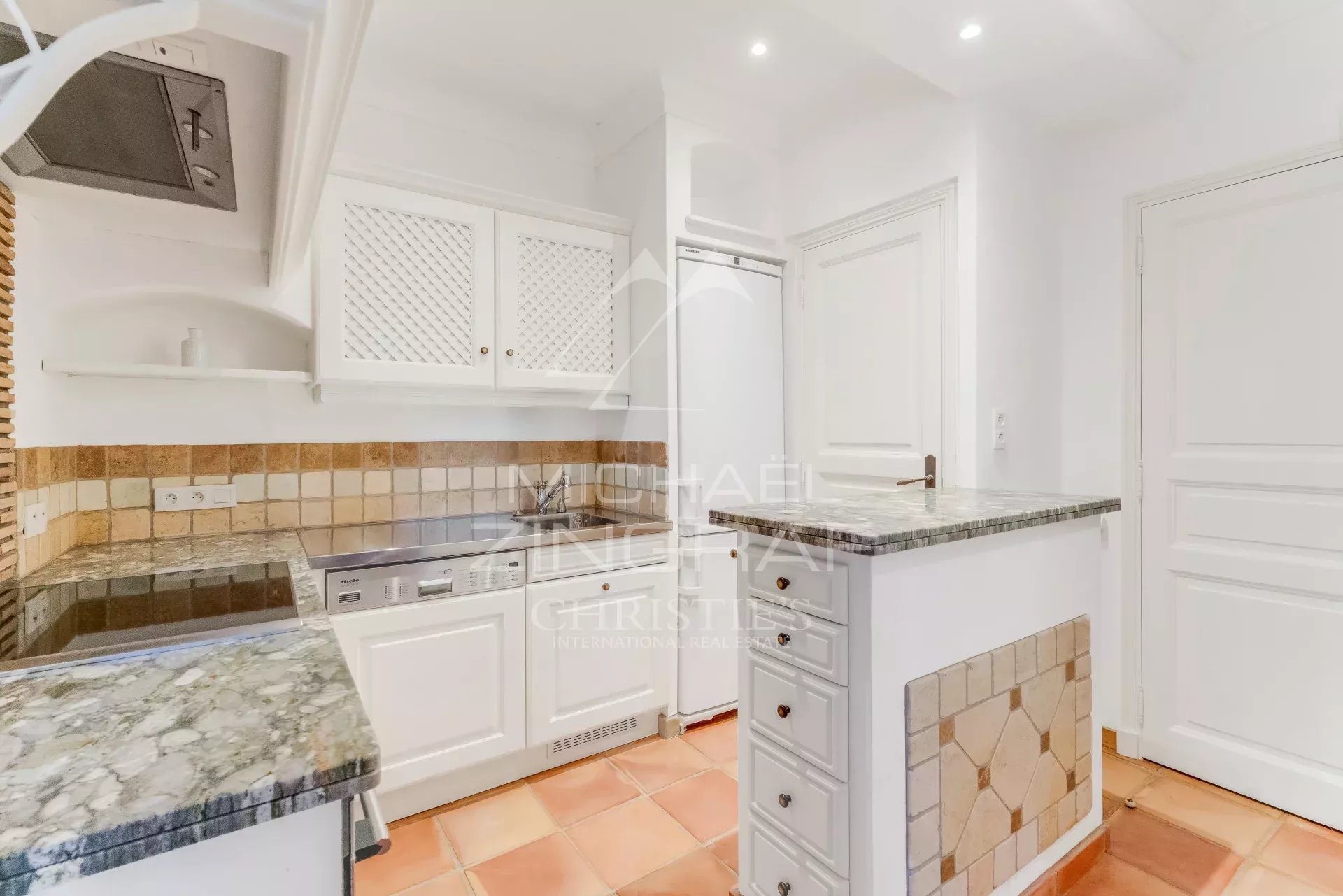 Kitchen of a villa in La Croix-Valmer Modern kitchen with marble and tiled worktops in a villa in La Croix-Valmer.