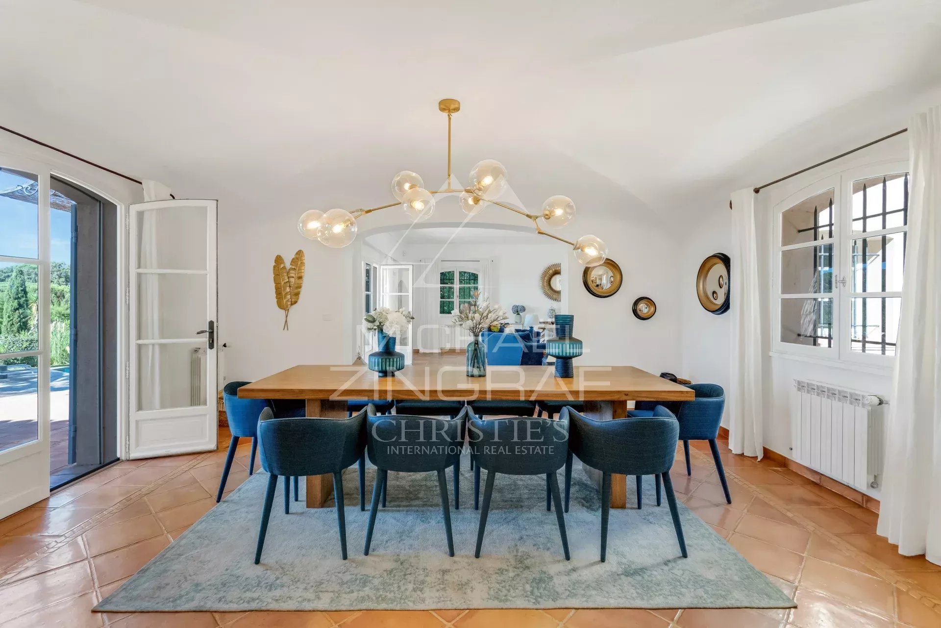 Dining room of a villa in La Croix-Valmer Dining room of a neo-Provençal villa with a large table and modern chairs.