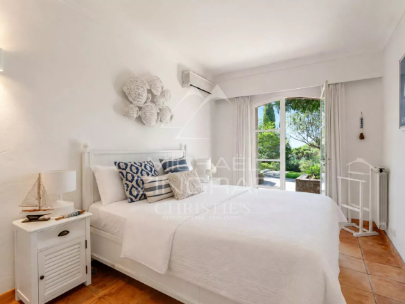 Room in a neo-Provençal villa with garden view in La Croix-Valmer.