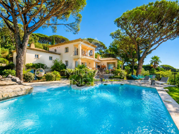 Neo-Provençal villa with swimming pool and landscaped garden in La Croix-Valmer, panoramic sea view.