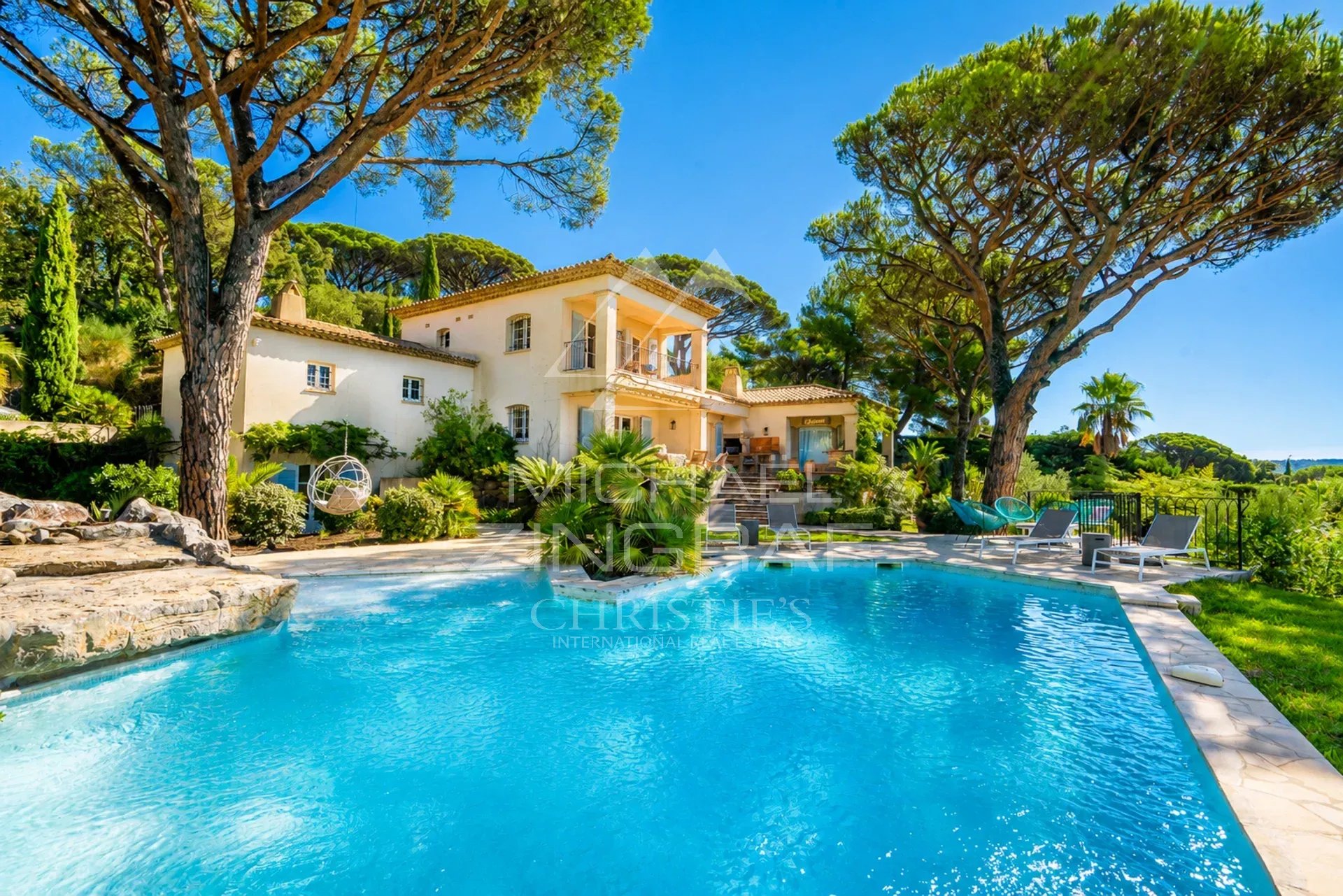 Exceptional property in La Croix-Valmer Neo-Provençal villa with swimming pool and landscaped garden in La Croix-Valmer, panoramic sea view.