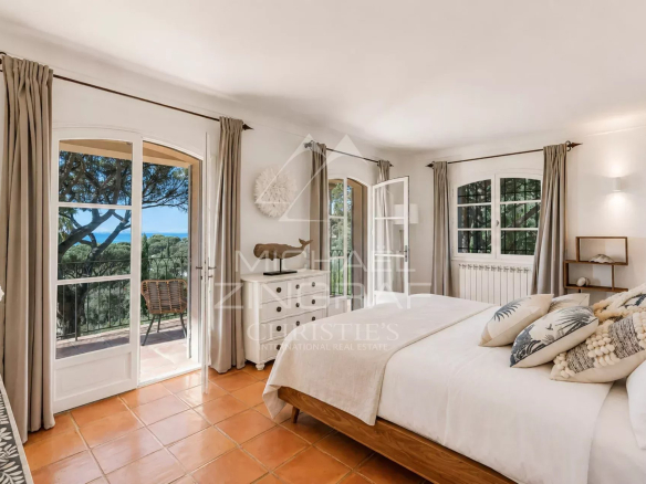 Room in a neo-Provençal villa with views of nature in La Croix-Valmer.