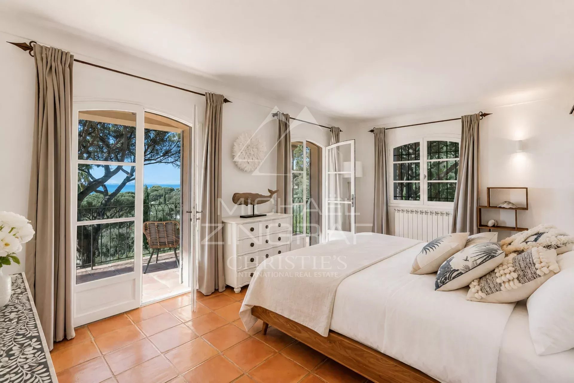 Villa room in La Croix-Valmer Room in a neo-Provençal villa with views of nature in La Croix-Valmer.