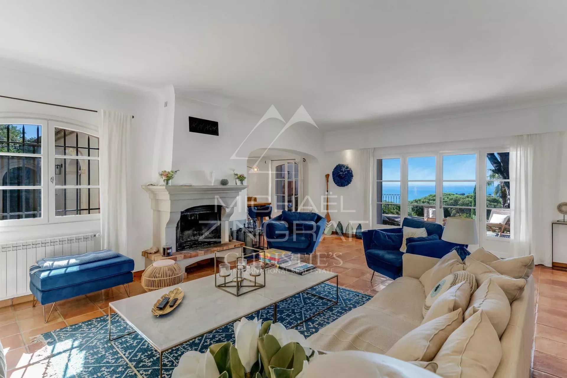 Living room of a villa in La Croix-Valmer Interior of a neo-Provençal villa with sea views, bright living room and elegant decor.