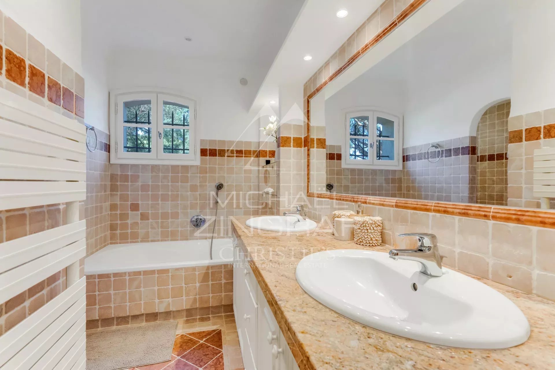 Elegant bathroom in a villa in La Croix-Valmer Spacious bathroom with bathtub and double sink in a neo-Provençal villa.
