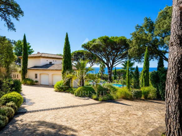 Neo-Provençal villa with sea view in La Croix-Valmer, surrounded by vegetation.