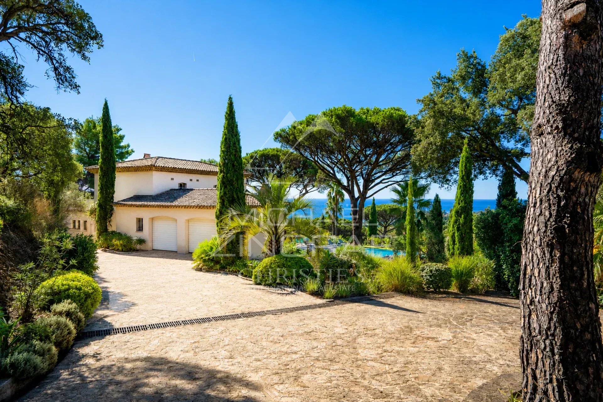 Exceptional property in Gigaro Neo-Provençal villa with sea view in La Croix-Valmer, surrounded by vegetation.