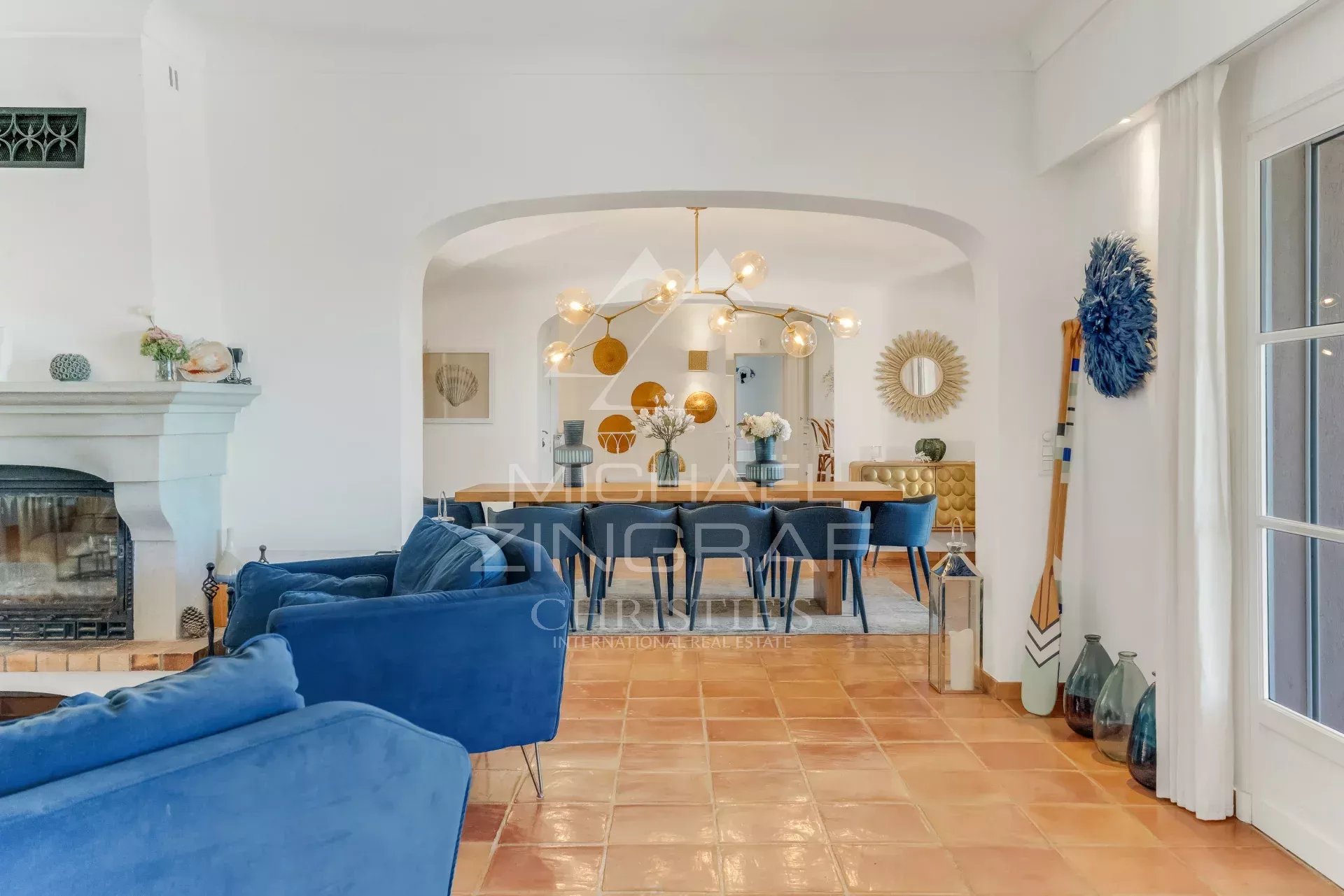 Interior of a villa in La Croix-Valmer Interior of a neo-Provençal villa with living room and dining room, modern decor in La Croix-Valmer.