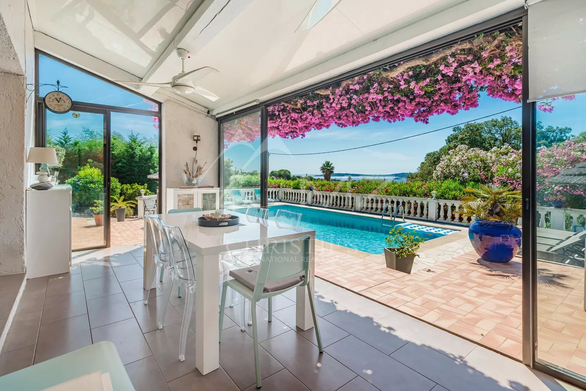 Villa provençale à Grimaud Intérieur lumineux d'une villa provençale avec vue sur piscine et jardin fleuri à Grimaud.