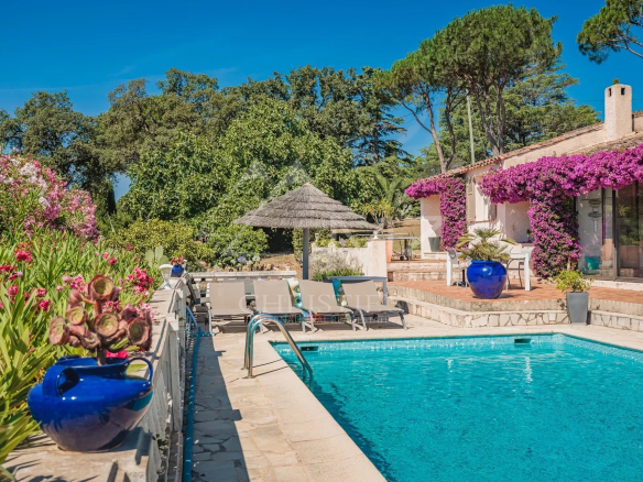 Villa provençale avec piscine et jardin fleuri à Grimaud, vue sur le Golfe et Saint-Tropez.
