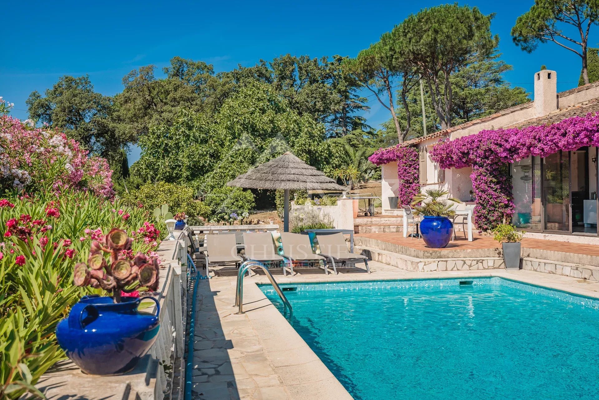 Villa provençale à Grimaud Villa provençale avec piscine et jardin fleuri à Grimaud, vue sur le Golfe et Saint-Tropez.