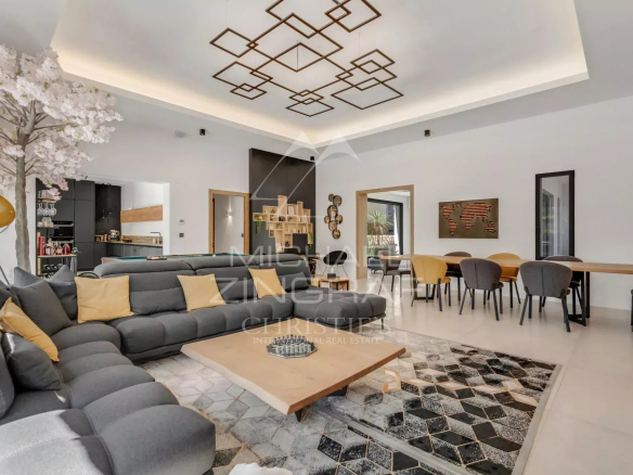 Intérieur d'une villa contemporaine avec salon spacieux et salle à manger, décor moderne.