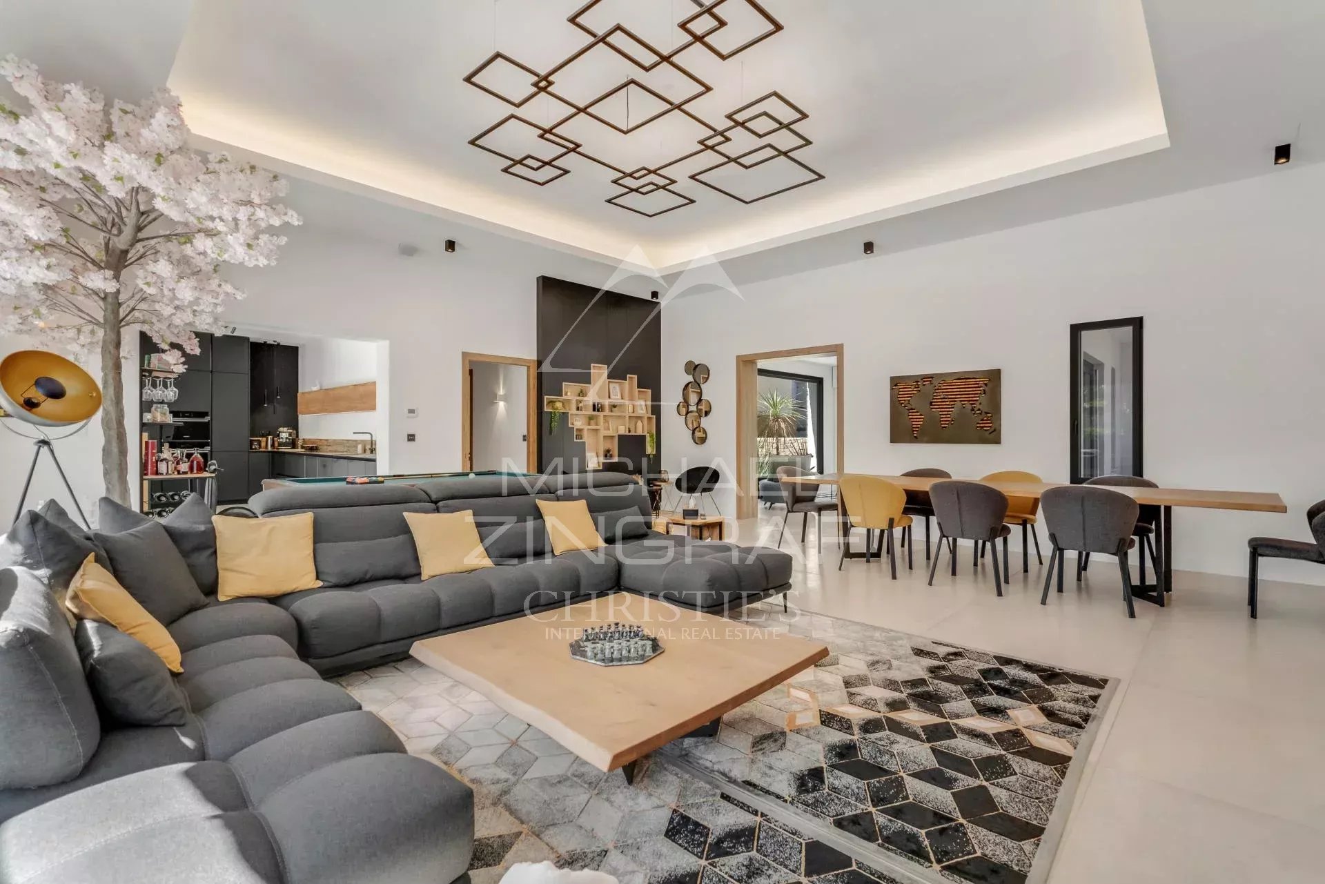 Intérieur d'une villa contemporaine avec salon spacieux et salle à manger, décor moderne.