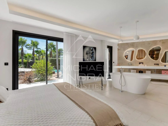 Chambre moderne avec baignoire et vue sur piscine, villa contemporaine à Draguignan.