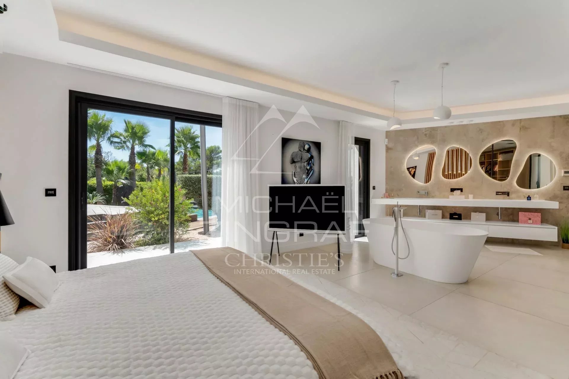 Chambre moderne avec baignoire et vue sur piscine, villa contemporaine à Draguignan.