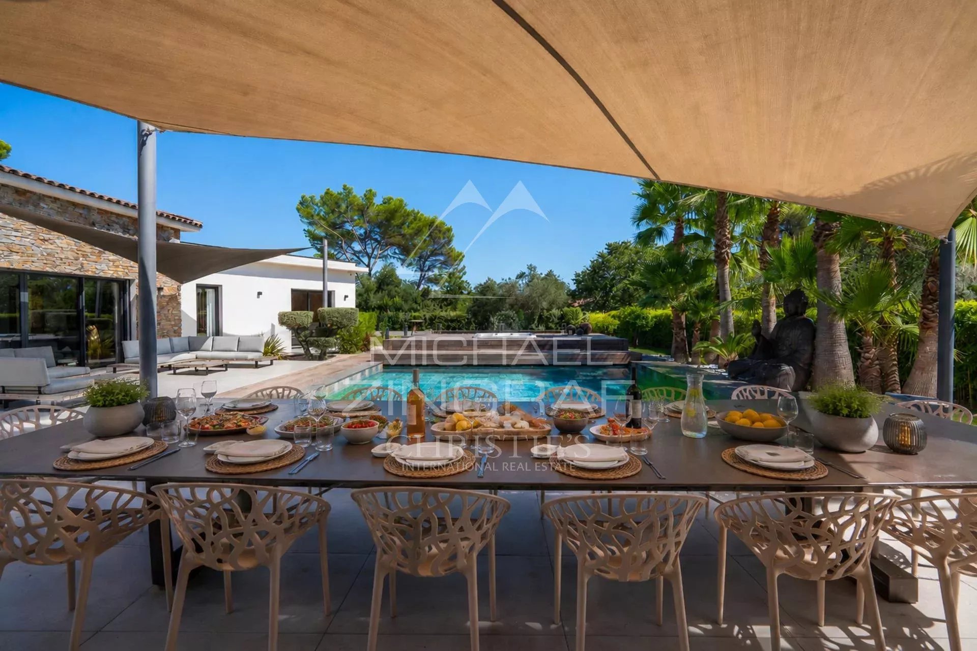 Terrasse d'une villa contemporaine avec piscine, Draguignan.