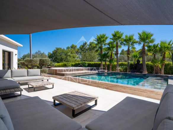 Vue d'une villa contemporaine avec piscine entourée de palmiers à Draguignan.
