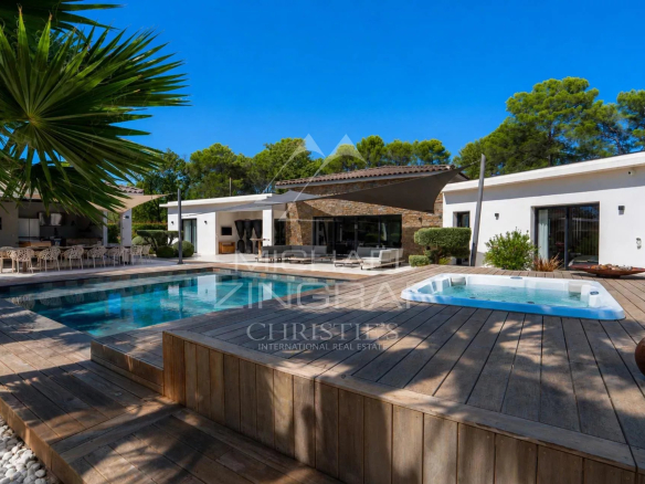 Villa contemporaine avec piscine et terrasse en bois, entourée de verdure à Draguignan.
