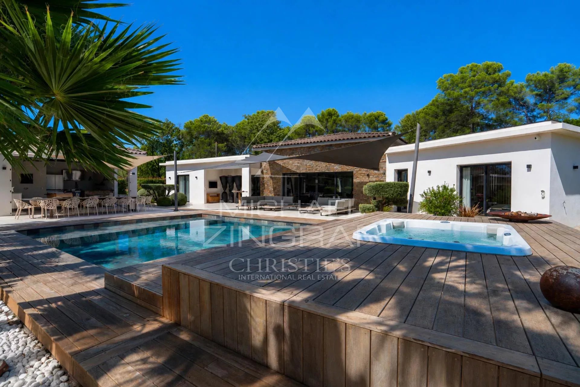 Villa contemporaine avec piscine et terrasse en bois, entourée de verdure à Draguignan.