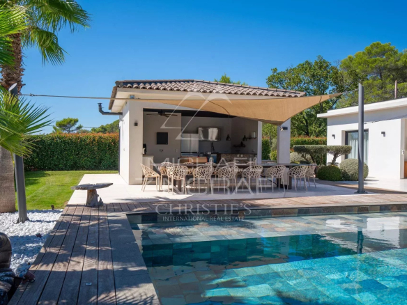 Villa contemporaine avec piscine et terrasse à Draguignan, entourée de verdure.