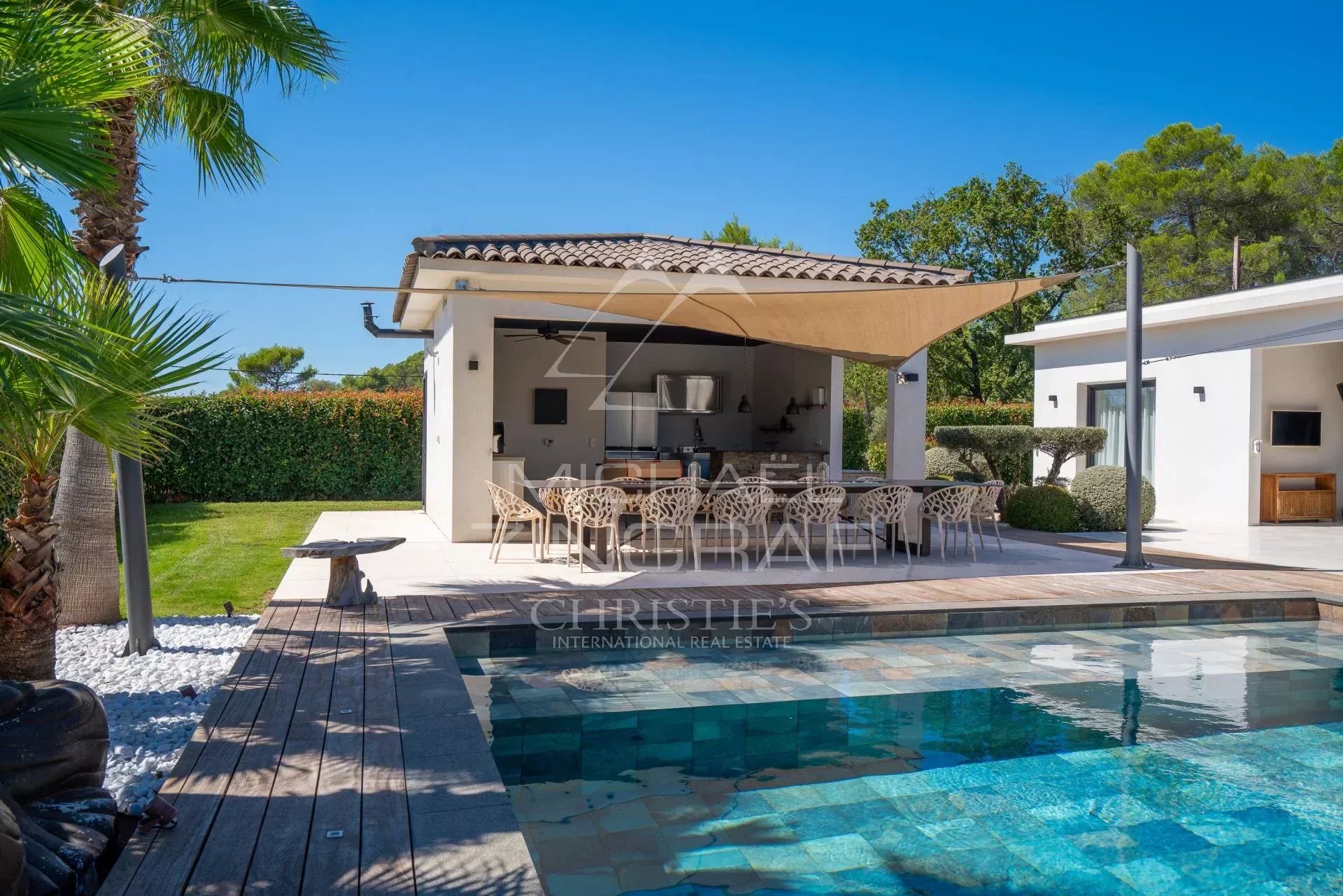 Villa contemporaine avec piscine et terrasse à Draguignan, entourée de verdure.