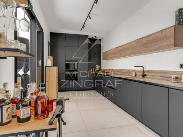 Cuisine moderne et élégante d'une villa contemporaine à Draguignan.