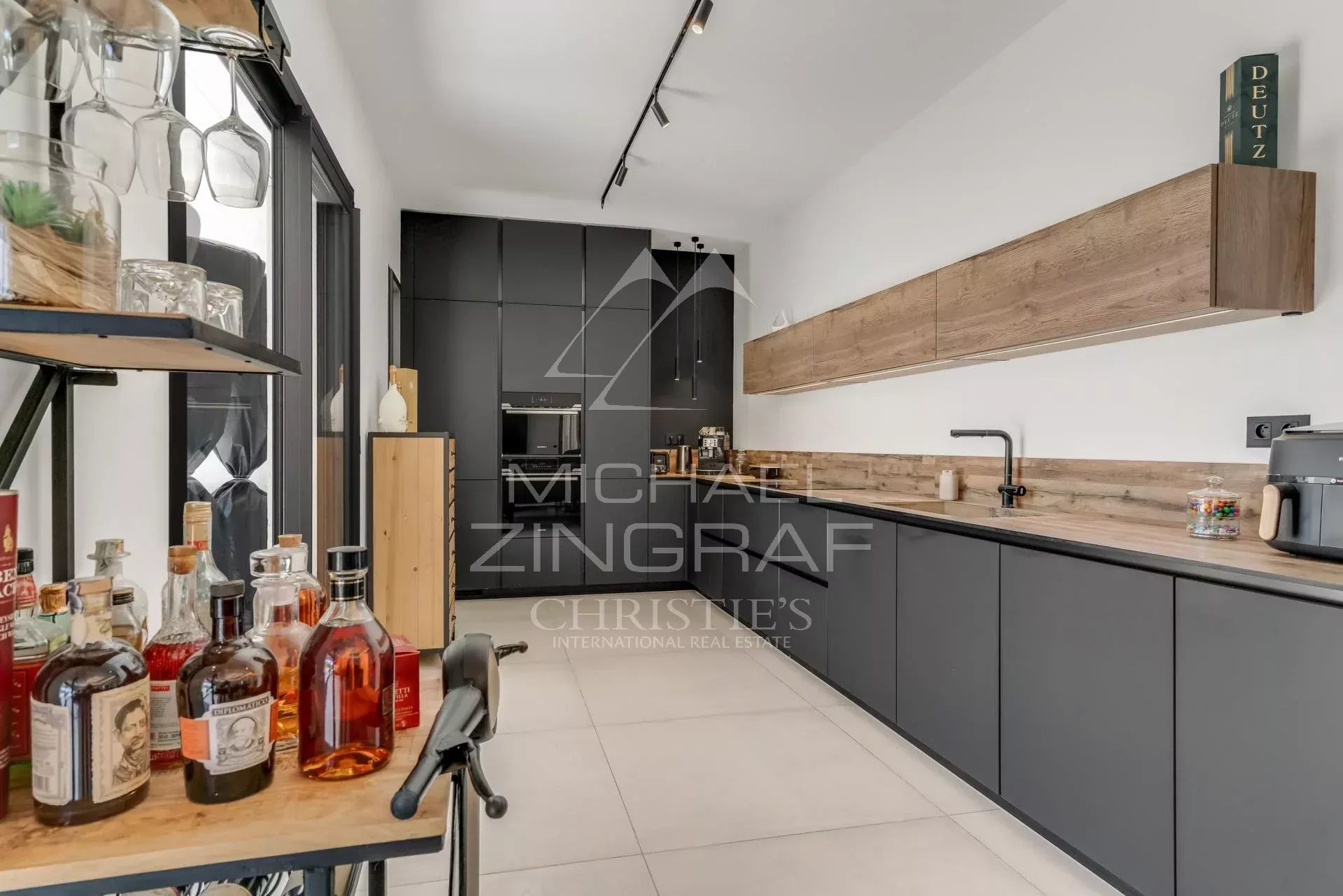 Cuisine moderne et élégante d'une villa contemporaine à Draguignan.