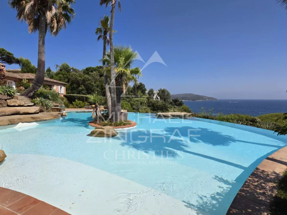 Villa pieds dans l'eau avec piscine et vue sur la mer à La Croix-Valmer, près de Saint-Tropez.