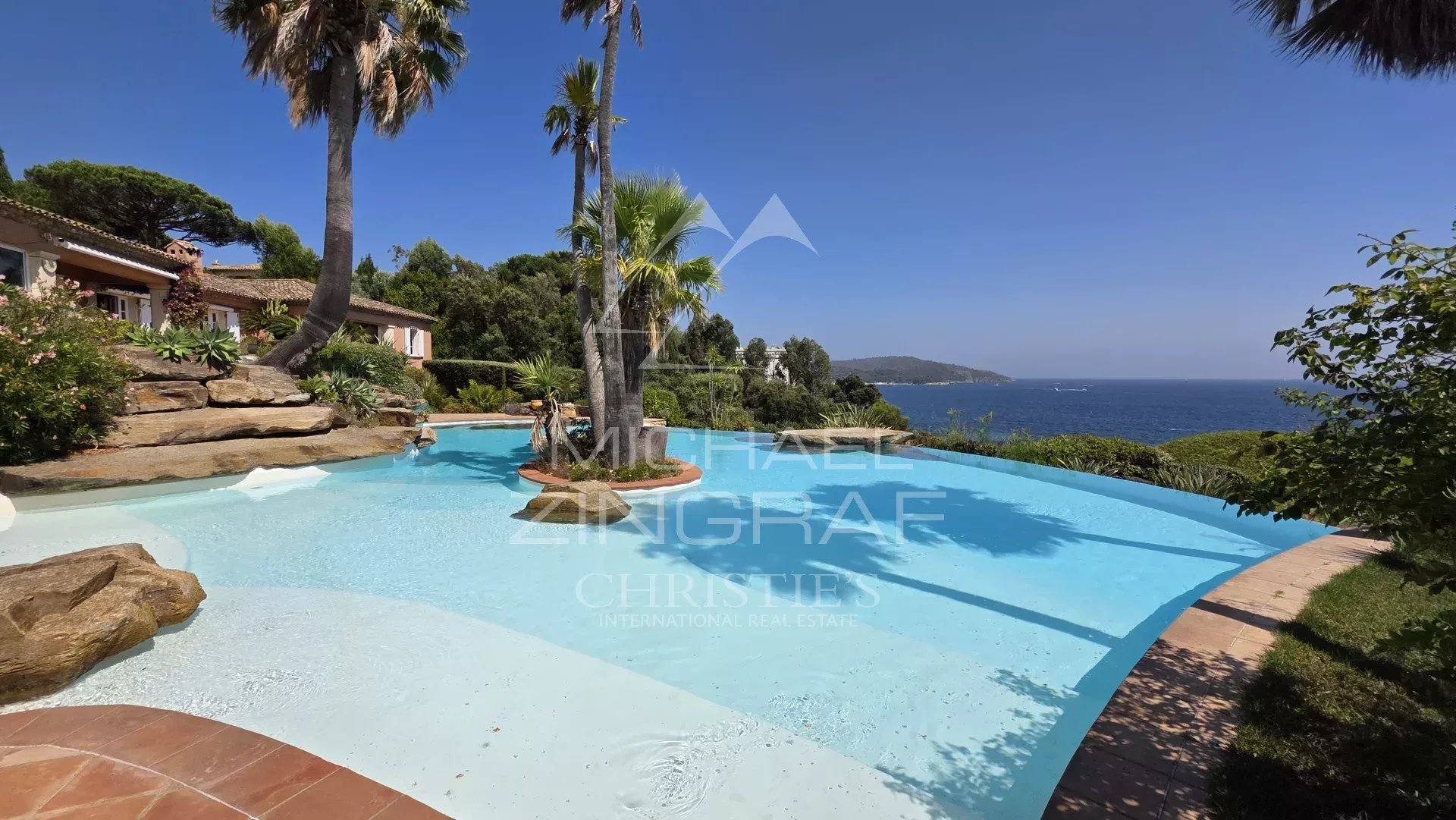 Villa pieds dans l'eau avec piscine et vue sur la mer à La Croix-Valmer, près de Saint-Tropez.