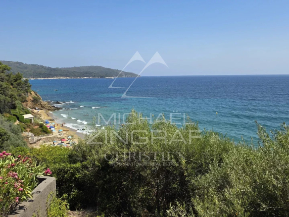 Vue sur la mer depuis une villa à La Croix-Valmer, avec des plages et des collines en arrière-plan.