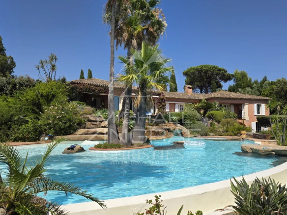 Villa avec piscine et jardin paysager à La Croix-Valmer, près de Saint-Tropez.