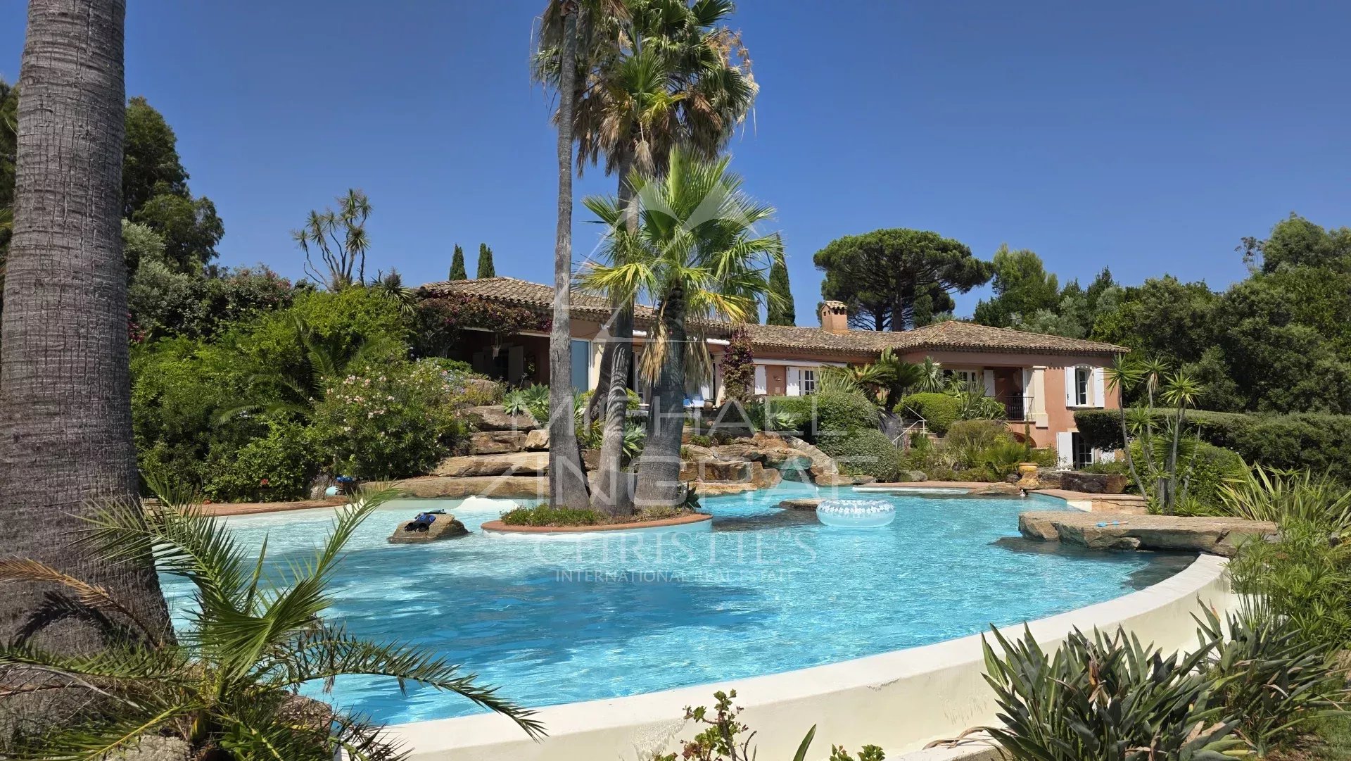 Villa avec piscine et jardin paysager à La Croix-Valmer, près de Saint-Tropez.
