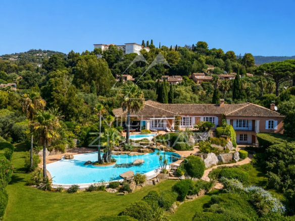 Villa pieds dans l'eau avec piscine dans un parc paysager à La Croix-Valmer, près de Saint-Tropez.