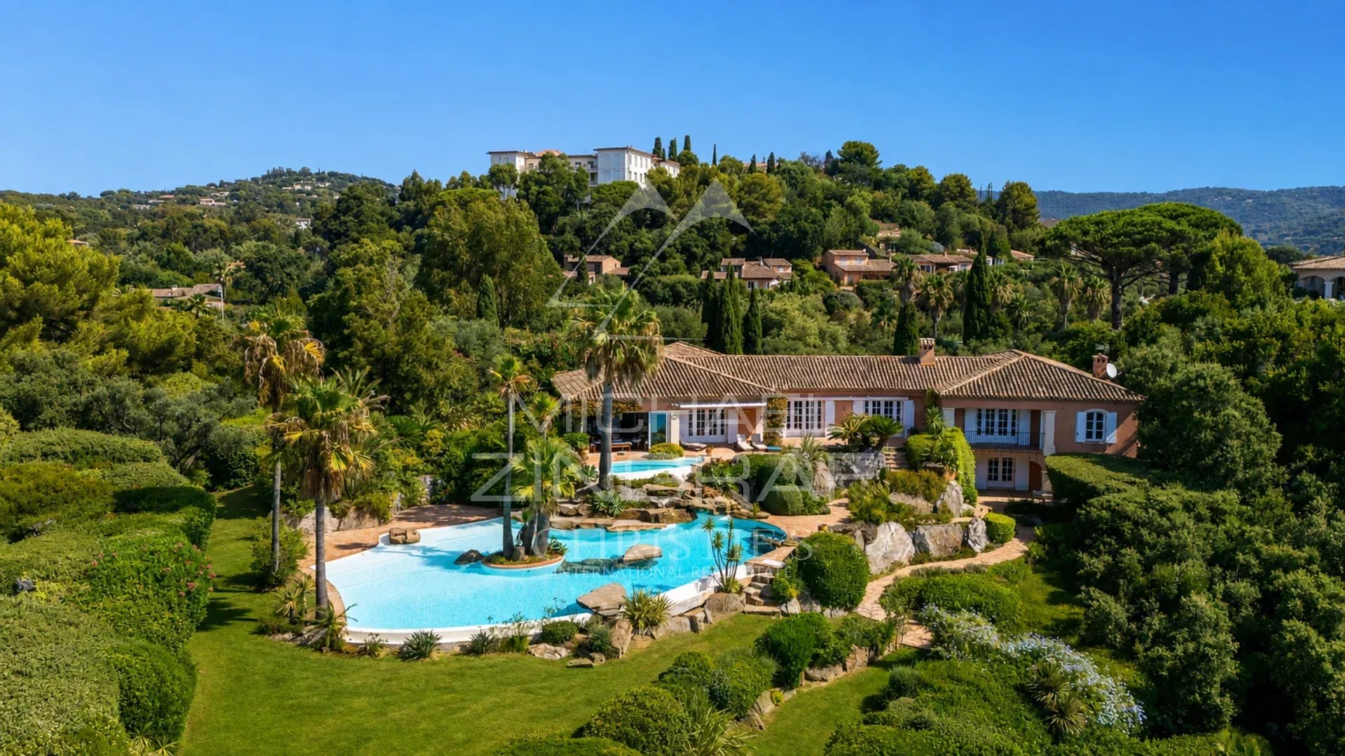 Villa pieds dans l'eau avec piscine dans un parc paysager à La Croix-Valmer, près de Saint-Tropez.