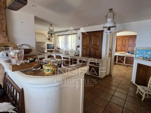 Intérieur d'une villa avec cuisine ouverte et espace de vie lumineux à La Croix-Valmer.