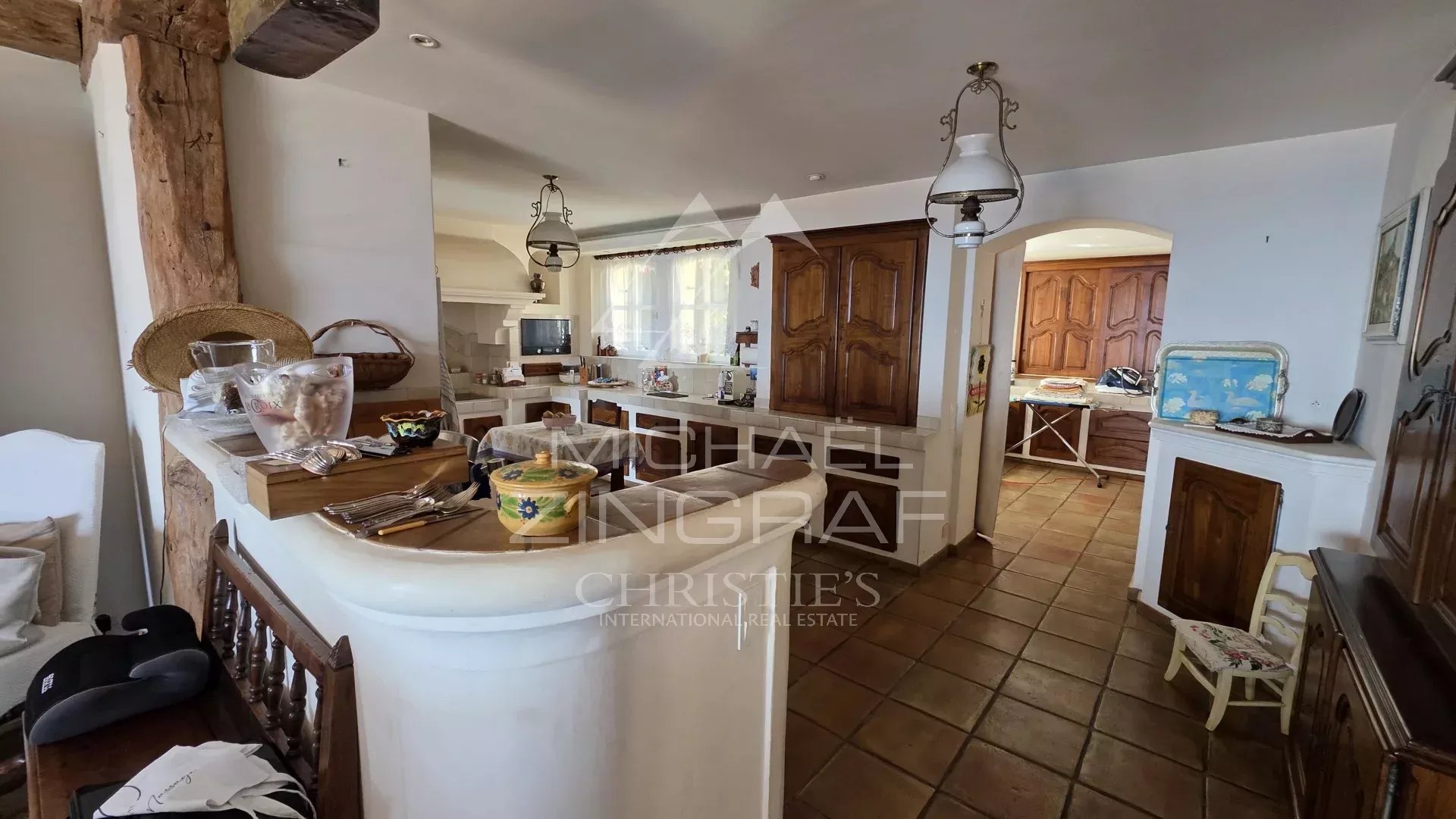 Intérieur d'une villa avec cuisine ouverte et espace de vie lumineux à La Croix-Valmer.