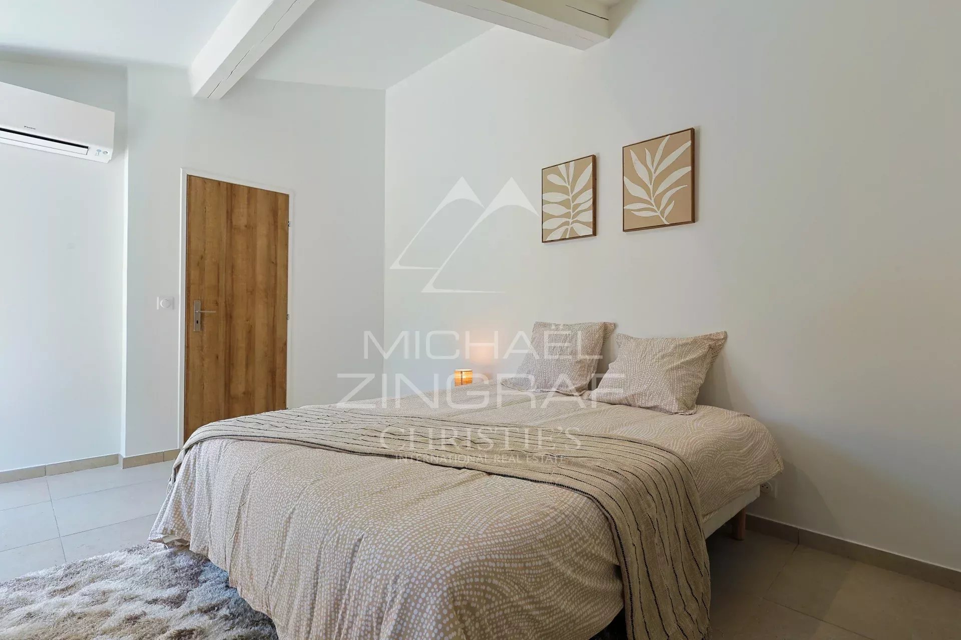 Chambre de villa rénovée Chambre d'une villa en pierre rénovée, avec lit double et décor moderne.