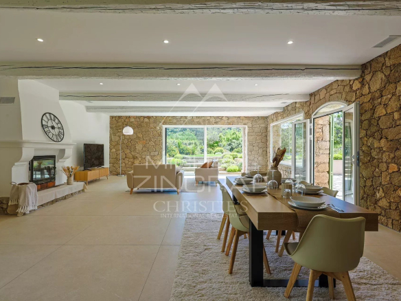 Intérieur d'une villa en pierre rénovée avec salle à manger et salon lumineux au Plan de la Tour.