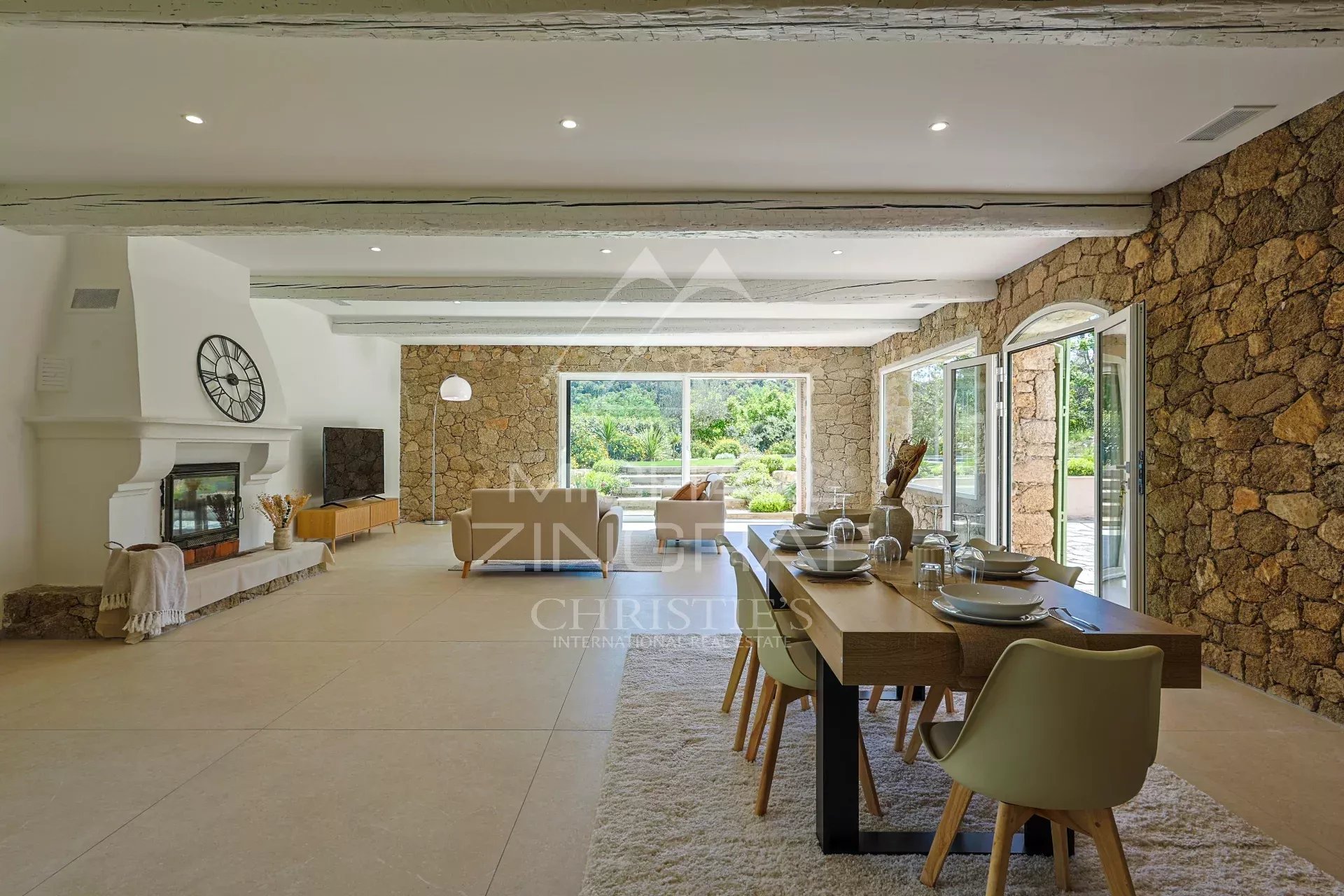 Intérieur d’une villa en pierre rénovée Intérieur d'une villa en pierre rénovée avec salle à manger et salon lumineux au Plan de la Tour.