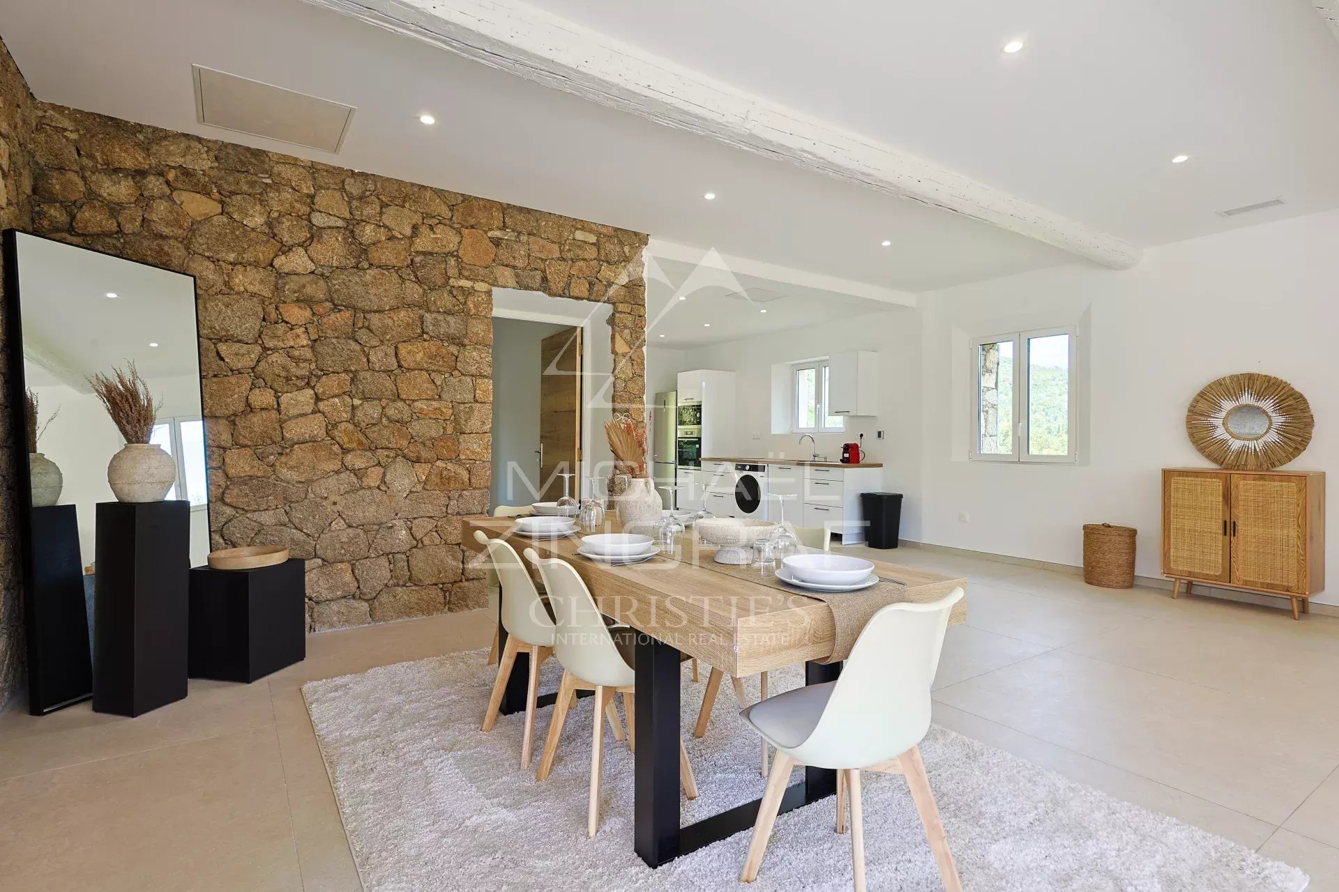 Intérieur d’une villa en pierre rénovée Intérieur d'une villa en pierre rénovée avec salle à manger moderne et cuisine ouverte.