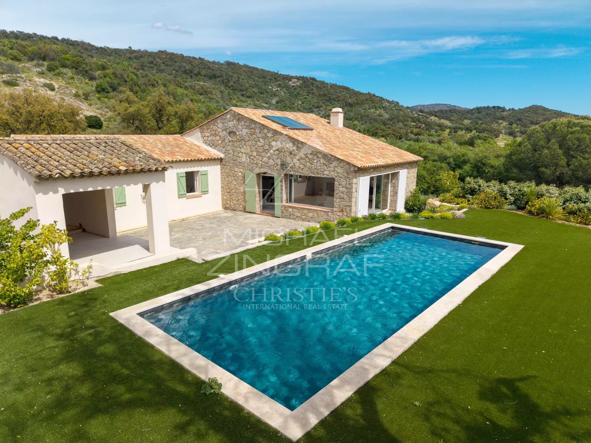 Villa en pierre rénovée au Plan de la Tour Villa en pierre rénovée avec piscine dans un cadre verdoyant au Plan de la Tour.