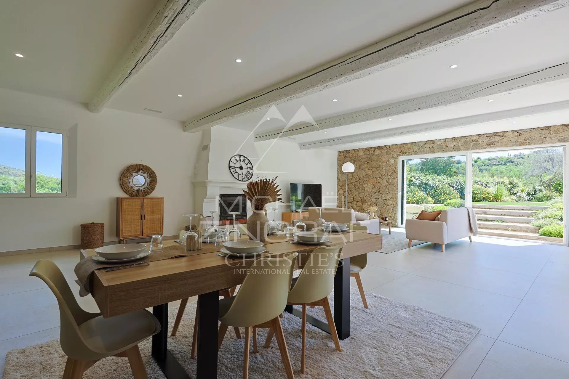 Intérieur d’une villa en pierre rénovée Intérieur d'une villa en pierre rénovée, avec salle à manger et vue sur le jardin.