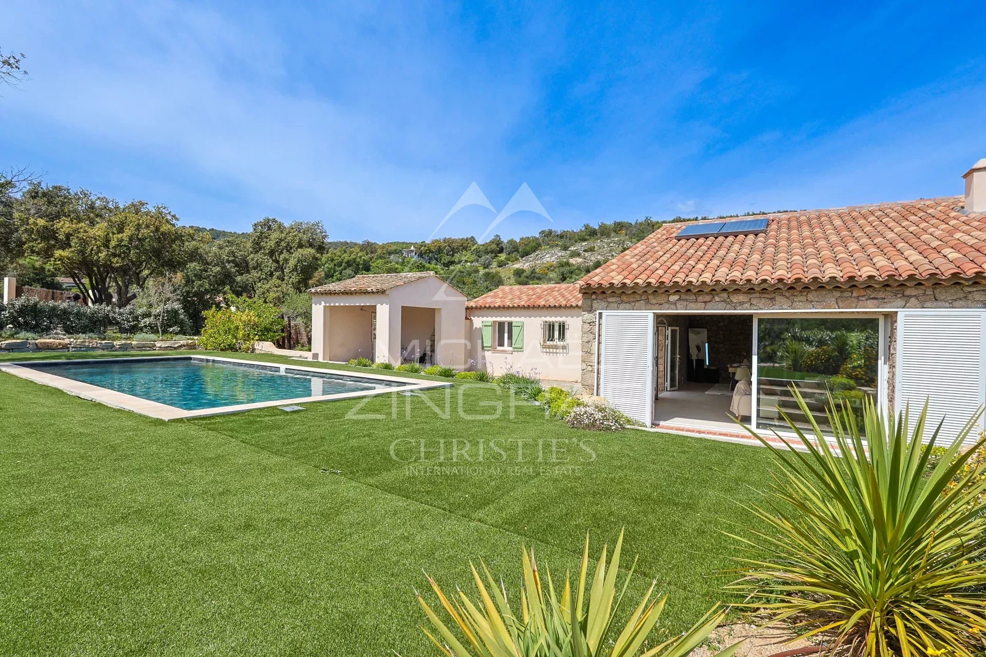 Villa en pierre rénovée au Plan-de-la-Tour Villa en pierre rénovée avec piscine et jardin au Plan-de-la-Tour