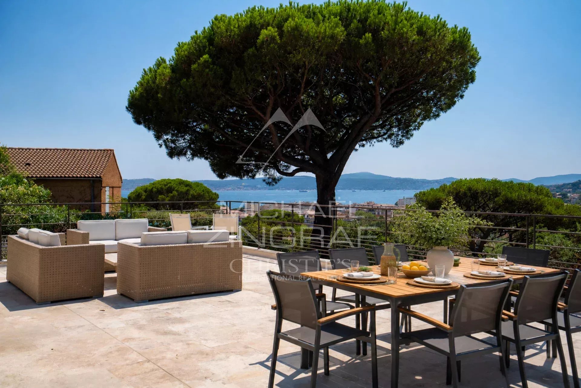 Terrace with a view in Sainte-Maxime Terrace of a villa in Sainte-Maxime with garden furniture and sea view.